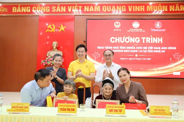L&atilde;nh đạo Ủy ban Trung ương MTTQ Việt Nam, tỉnh Nghệ An, Bộ Nội vụ, Tập đo&agrave;n Vingroup trao tặng tượng trưng nh&agrave; ở v&agrave; qu&agrave; cho c&aacute;c Mẹ Việt Nam anh h&ugrave;ng.