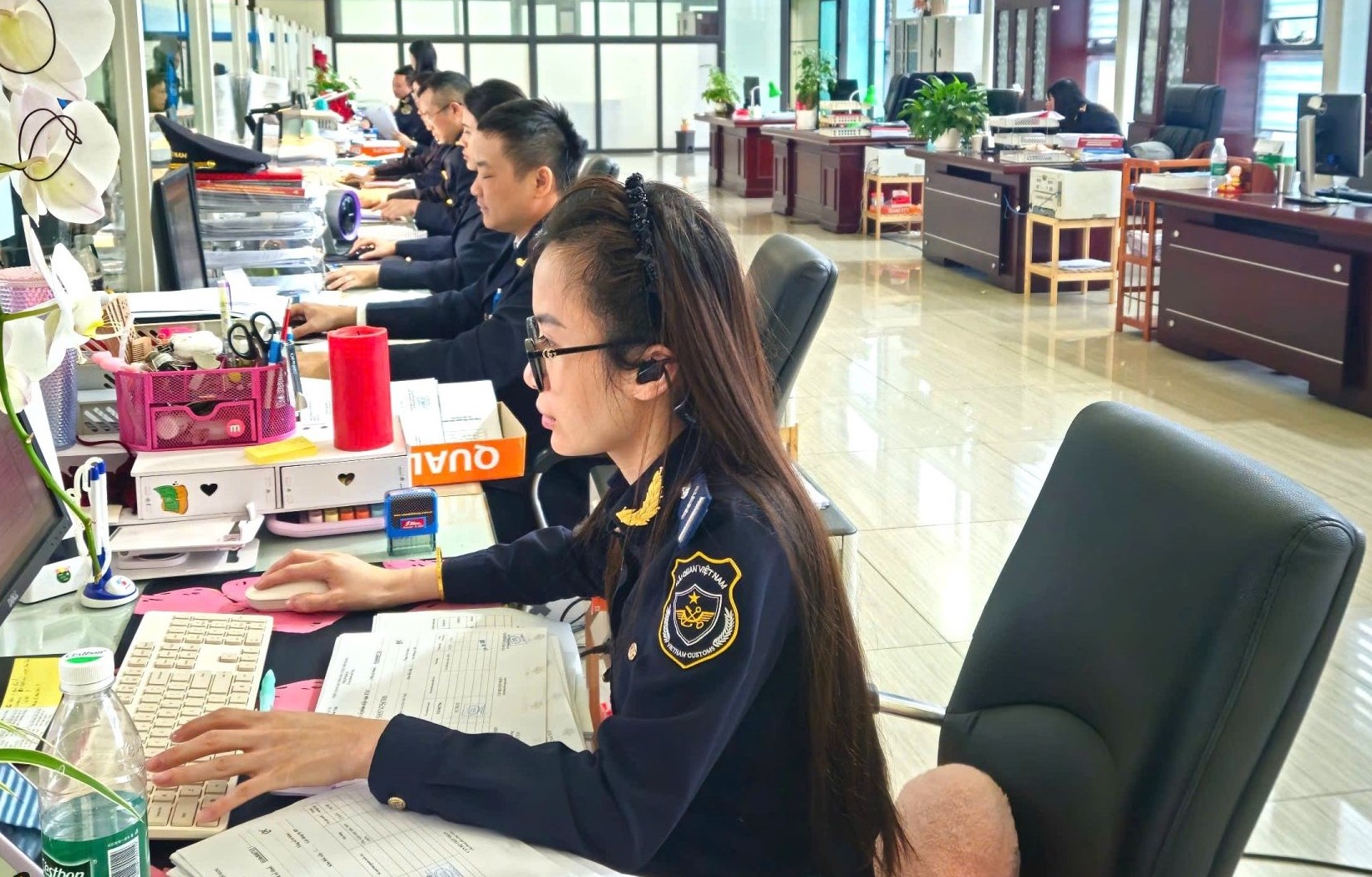 C&ocirc;ng chức Hải quan cửa khẩu quốc tế Hữu Nghị, Lạng Sơn thực hiện thủ tục xuất M888 thắng lớn mỗi ngày h&agrave;ng h&oacute;a cho M88 tỷ lệ kèo World Cup 2026. Ảnh: soct.langson.gov.vn