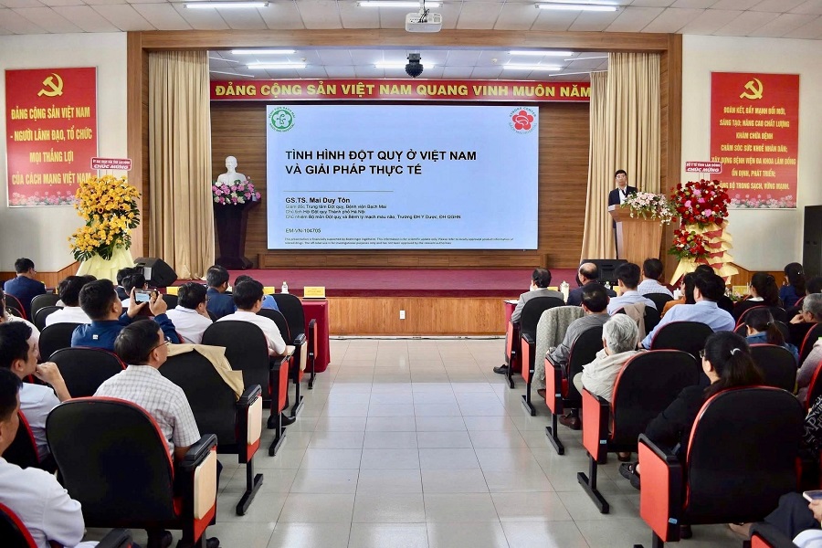 Hơn 250 đại biểu l&agrave; l&atilde;nh đạo c&aacute;c cơ sở y tế, chuy&ecirc;n gia, b&aacute;c sĩ v&agrave; nh&acirc;n vi&ecirc;n y tế trong tỉnh tham dự hội thảo. (Ảnh: An Nhi&ecirc;n)