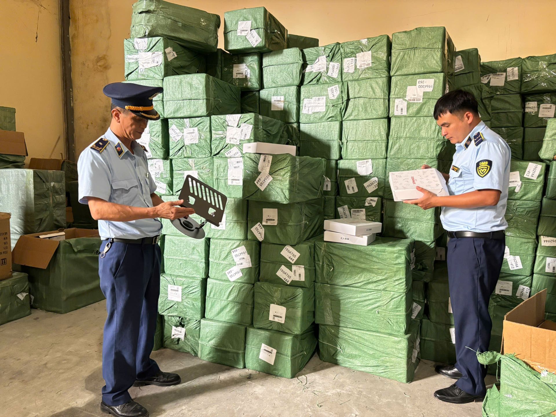 Lạng Sơn phát hiện hơn 1.000 sản phẩm hàng hóa nhập lậu