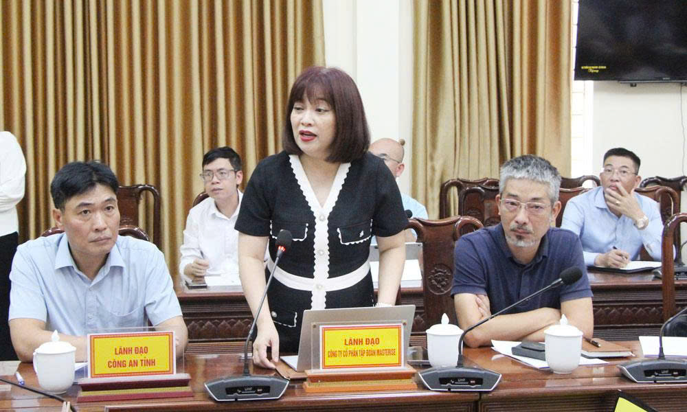 Đại diện nh&agrave; đầu tư n&ecirc;u giải ph&aacute;p thực hiện dự &aacute;n t&aacute;i định cư thời gian tới.