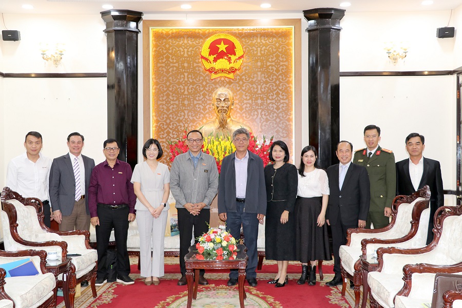 UBND tỉnh L&acirc;m Đồng chụp h&igrave;nh lưu niệm với Tổ chức Tầm nh&igrave;n Thế giới tại buổi l&agrave;m việc.
