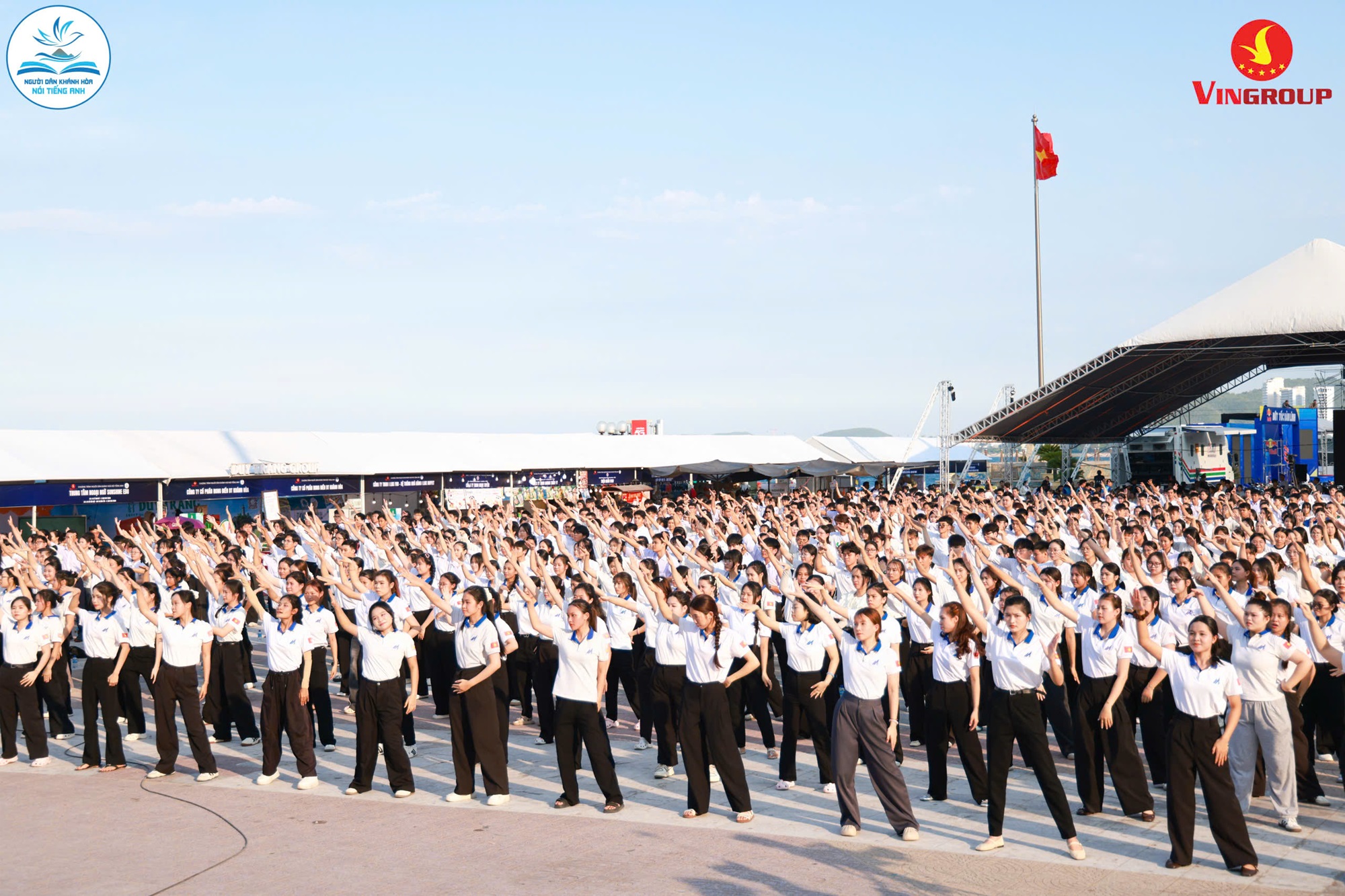 3.000 người đồng diễn Flashmob tại &ldquo;Ng&agrave;y hội tiếng Anh tỉnh Kh&aacute;nh H&ograve;a&rdquo;- sự kiện tiếng Anh cộng đồng thu h&uacute;t hơn 10.000 người tham gia. (Ảnh: VinUni)