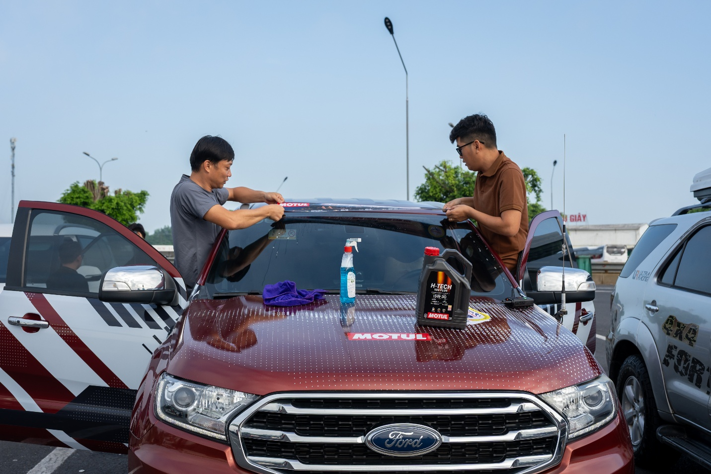 C&aacute;c th&agrave;nh vi&ecirc;n kiểm tra phương tiện, chuẩn bị kỹ lưỡng trước khi khởi h&agrave;nh.