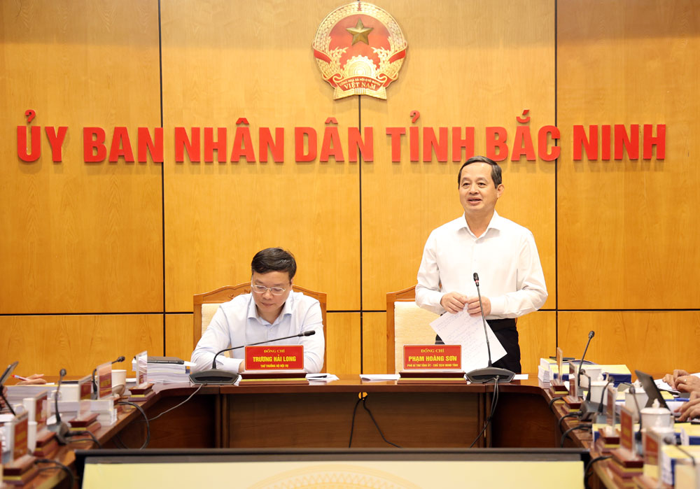 Chủ tịch UBND tỉnh Phạm Ho&agrave;ng Sơn ph&aacute;t biểu tại buổi l&agrave;m việc.