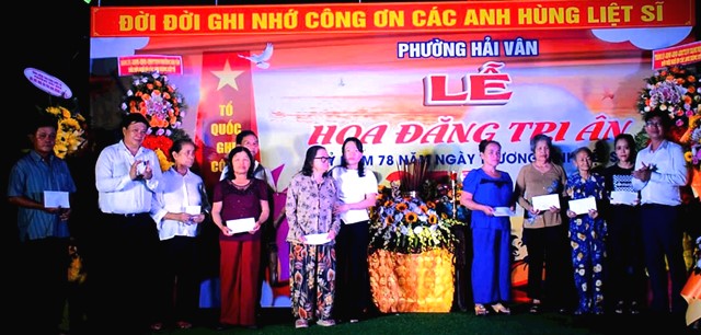 L&atilde;nh đạo phường Hải V&acirc;n tặng qu&agrave; tri &acirc;n c&aacute;c gia đ&igrave;nh ch&iacute;nh s&aacute;ch, người c&oacute; c&ocirc;ng c&aacute;ch mạng tr&ecirc;n địa b&agrave;n. Ảnh: Kim Hiếu