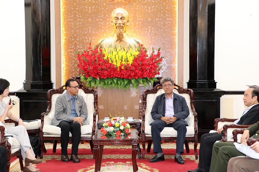Ph&oacute; Chủ tịch UBND tỉnh Nguyễn Minh c&ugrave;ng &ocirc;ng Doseba Tua Sinay trao đổi định hướng hợp t&aacute;c trong giai đoạn tới v&agrave; c&aacute;c chương tr&igrave;nh, dự &aacute;n dự kiến triển khai tr&ecirc;n địa b&agrave;n tỉnh.