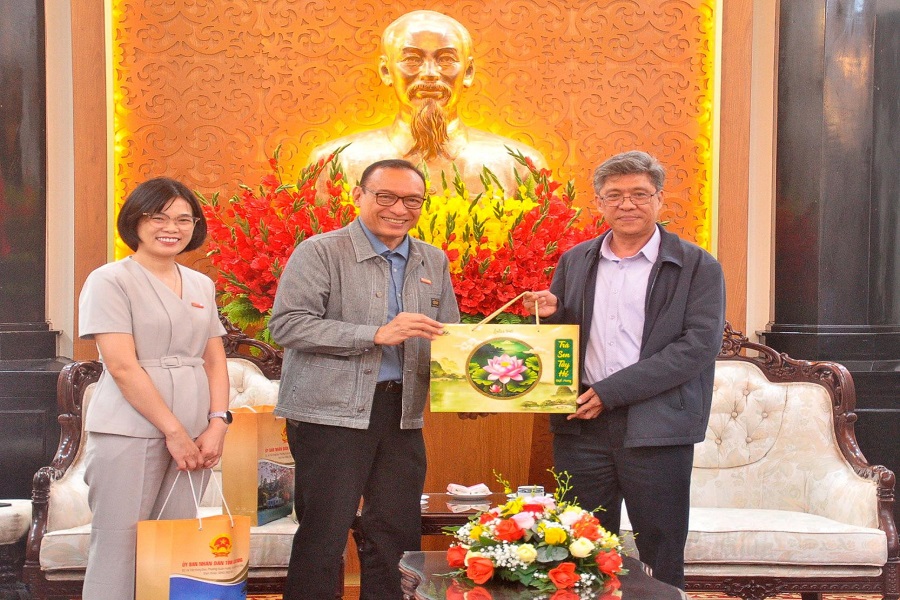 UBND tỉnh L&acirc;m Đồng tặng qu&agrave; lưu niệm cho Tổ chức World Vision International tại Việt Nam (WVI).