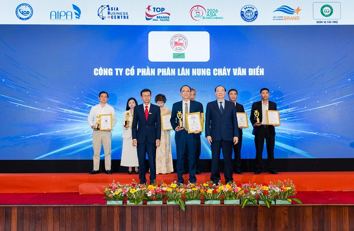 &Ocirc;ng Văn Hồng Sơn - Tổng Gi&aacute;m đốc C&ocirc;ng ty Cổ phần Ph&acirc;n l&acirc;n nung chảy Văn Điển đại diện C&ocirc;ng ty nhận biểu trưng v&agrave; chứng nhận Top 10 Thương hiệu h&agrave;ng đầu Ch&acirc;u &Aacute; - Th&aacute;i B&igrave;nh Dương 2026