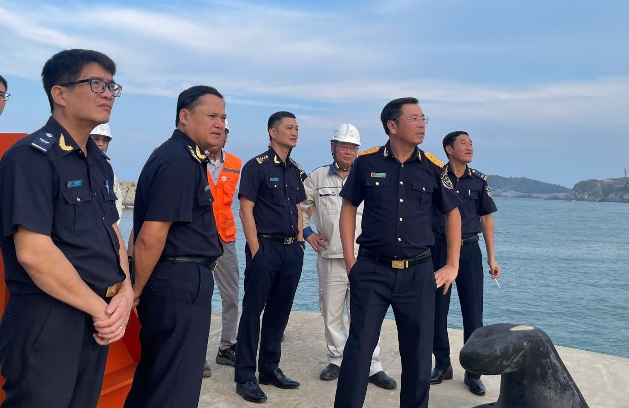 L&atilde;nh đạo Chi cục Hải quan khu vực IX khảo s&aacute;t thực tế tại cảng Nh&agrave; m&aacute;y Nhiệt điện Quảng Trạch I. Ảnh: kv09.customs.gov.vn