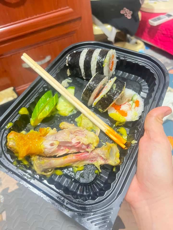 Thịt gia cầm chưa nấu ch&iacute;n l&agrave; m&ocirc;i trường l&yacute; tưởng của c&aacute;c loại vi khuẩn nguy hiểm như Salmonella hay Campylobacter.