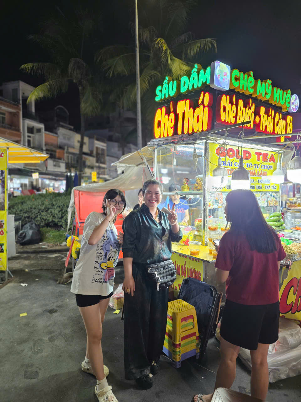 Chị Huệ c&ugrave;ng con g&aacute;i b&ecirc;n tiệm Ch&egrave; sữa đ&atilde; thay đổi cuộc sống của chị 13 năm qua