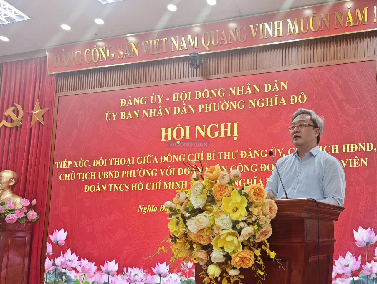 Chủ tịch UBND phường Nghĩa Đ&ocirc; Đỗ Việt Hưng trực tiếp trao đổi, giải đ&aacute;p c&aacute;c &yacute; kiến, kiến nghị của đo&agrave;n vi&ecirc;n.
