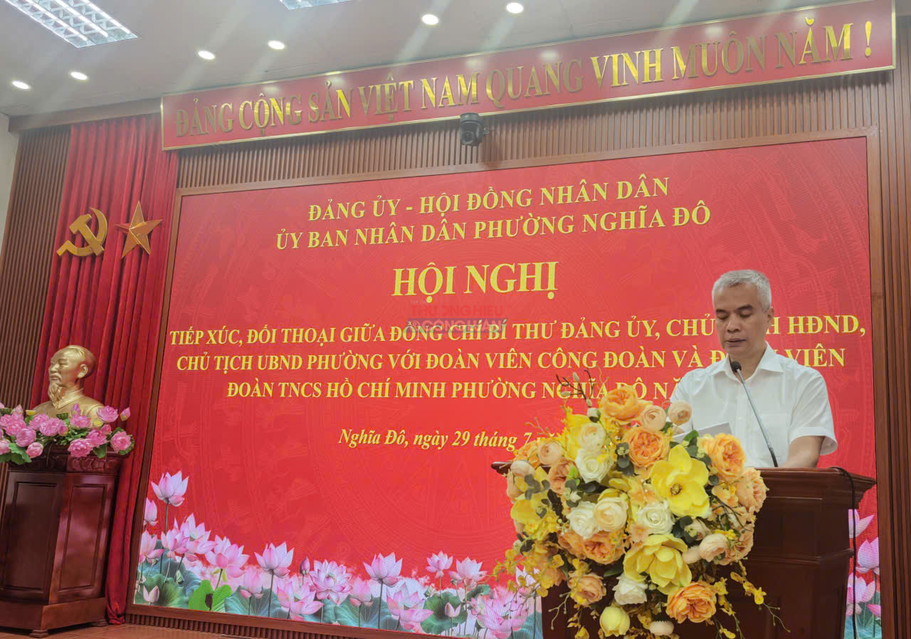 B&iacute; thư Đảng ủy, Chủ tịch HĐND phường Nghĩa Đ&ocirc; Nguyễn Hồng Sơn ph&aacute;t biểu tại hội nghị đối thoại.