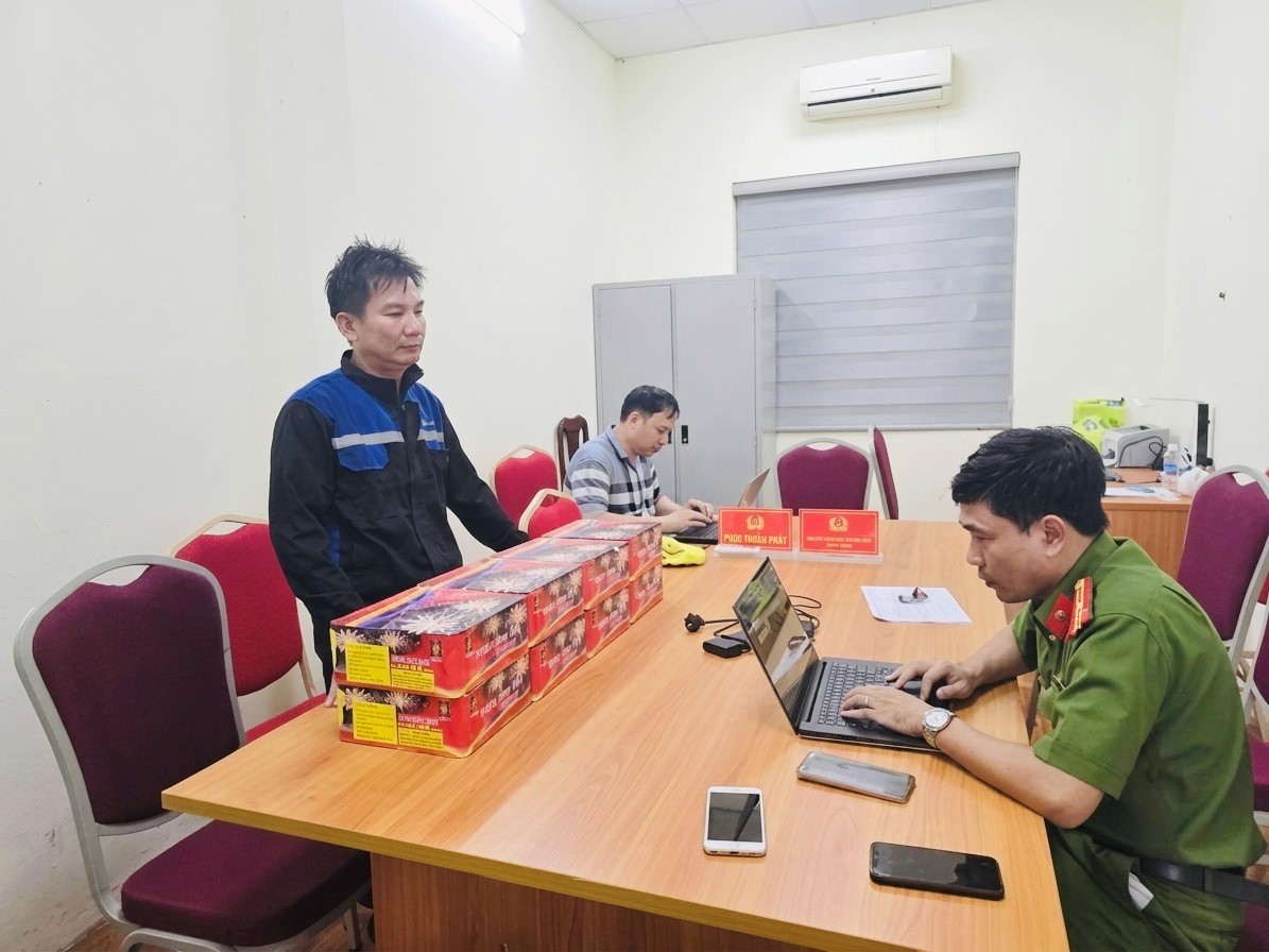Hà Nội: Bắt quả tang người đàn ông vận chuyển hơn 25kg pháo nổ