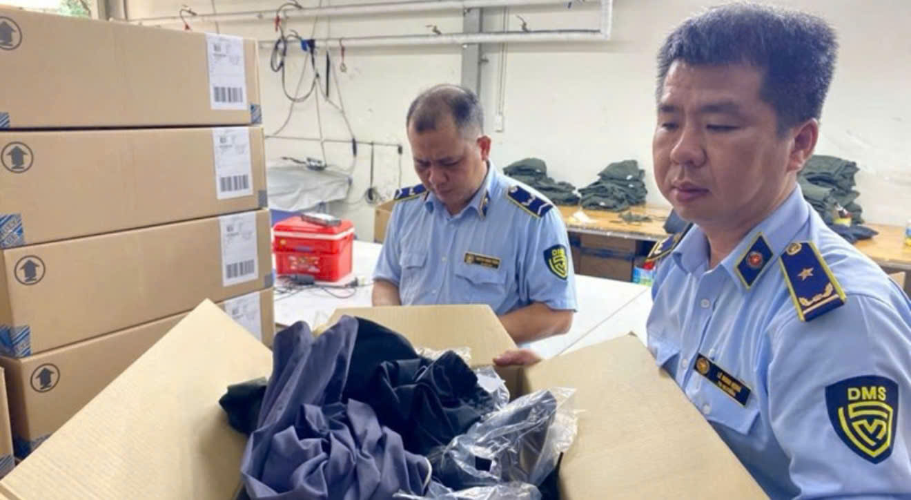 TP.HCM: Thu giữ hơn 5.400 sản phẩm quần áo giả thương hiệu, trị giá hơn 9,5 tỷ đồng