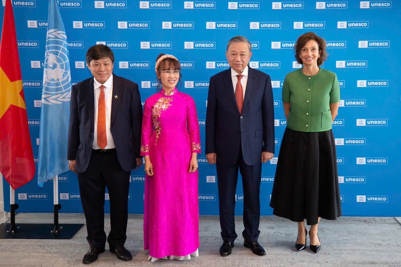 Tiến sĩ Nguyễn Thị Phương Thảo trao đổi hợp t&aacute;c c&ugrave;ng l&atilde;nh đạo UNESCO tại Ph&aacute;p trước sự chứng kiến của Tổng b&iacute; thư, Chủ tịch nước T&ocirc; L&acirc;m th&aacute;ng 10/2024