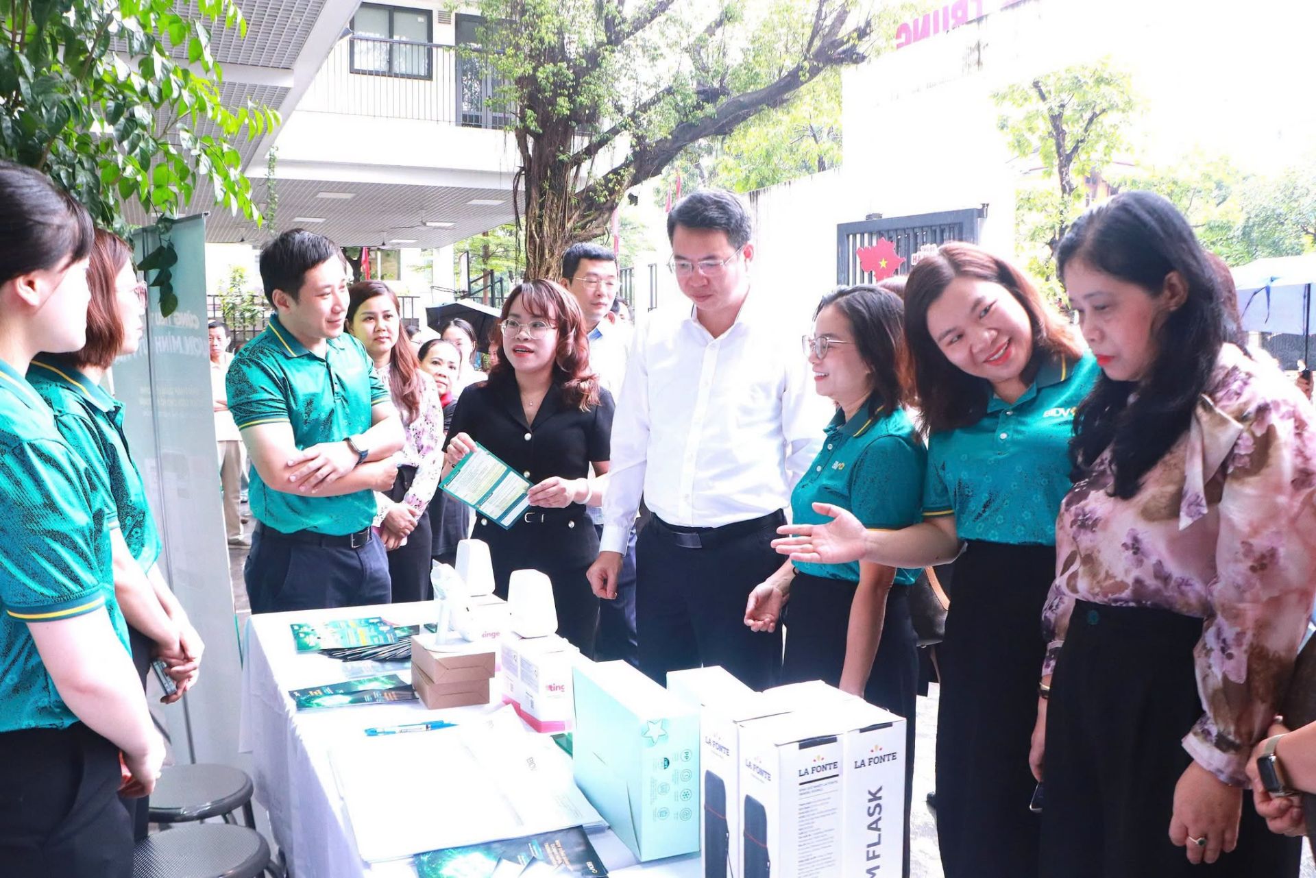 C&aacute;c đại biểu tham quan gian trưng b&agrave;y, giới thiệu sản phẩm v&agrave; giải ph&aacute;p bảo đảm an to&agrave;n thực phẩm của c&aacute;c cơ sở kinh doanh tham gia m&ocirc; h&igrave;nh.