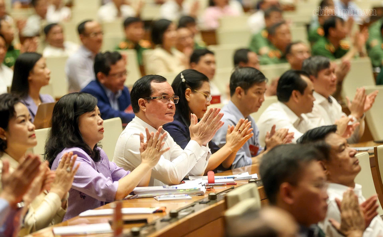 C&aacute;c đại biểu dự Hội nghị tại điểm cầu trung t&acirc;m - Hội trường Di&ecirc;n Hồng, Nh&agrave; Quốc hội - Ảnh: VGP/Nhật Bắc