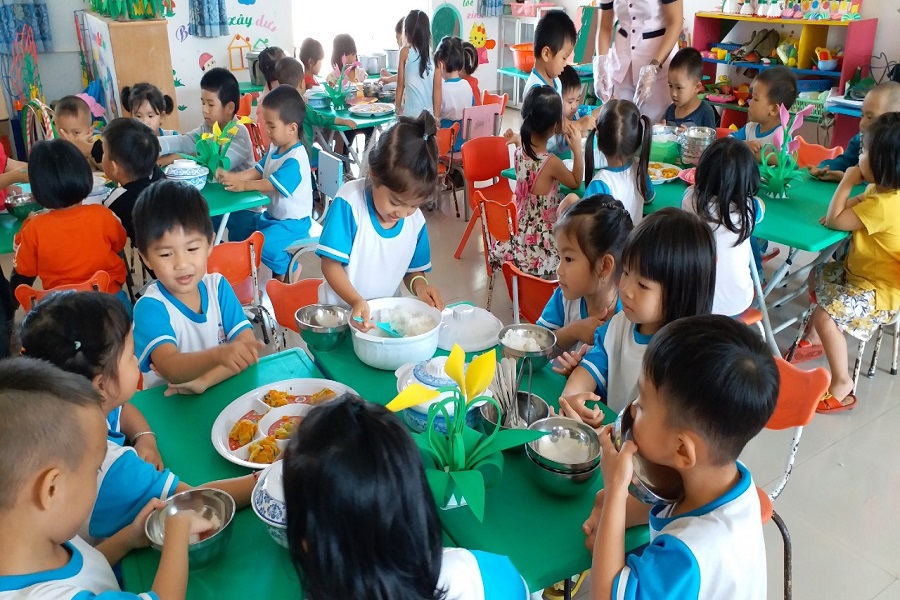 Bữa ăn gia đ&igrave;nh tại trường Mầm non Sơn Ca &ndash; x&atilde; Lạc Dương, tỉnh L&acirc;m Đồng