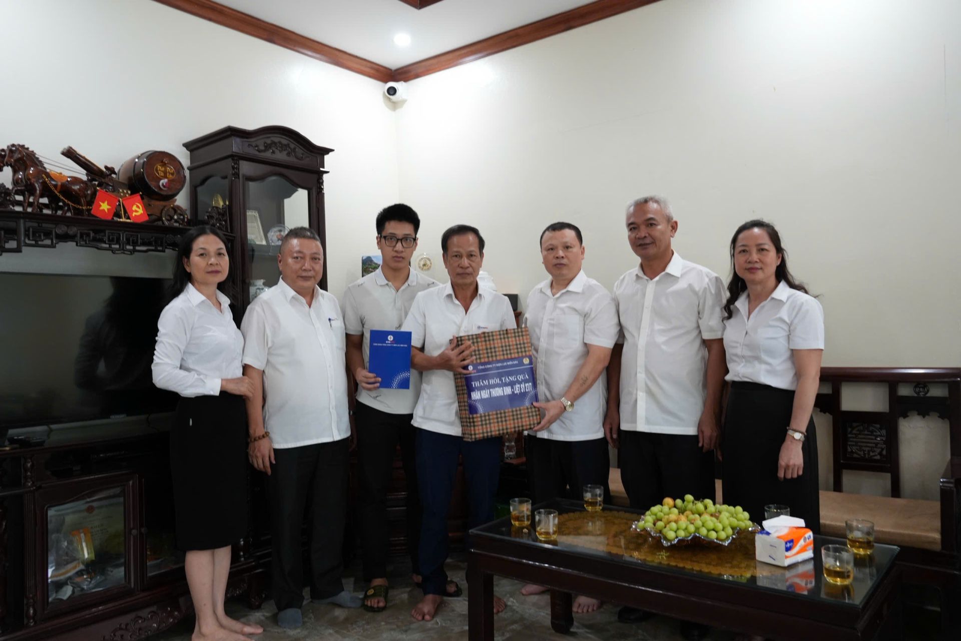 Đo&agrave;n c&ocirc;ng t&aacute;c C&ocirc;ng đo&agrave;n EVNNPC thăm, tặng qu&agrave; Cơ sở Điều dưỡng thương binh Nho Quan v&agrave; hai gia đ&igrave;nh c&aacute;n bộ, nh&acirc;n vi&ecirc;n C&ocirc;ng ty Điện lực Ninh B&igrave;nh l&agrave; th&acirc;n nh&acirc;n liệt sĩ