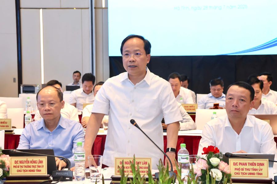 B&iacute; thư Tỉnh ủy H&agrave; Tĩnh Nguyễn Duy L&acirc;m ph&aacute;t biểu tại buổi l&agrave;m việc