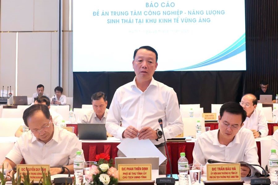 Chủ tịch UBND tỉnh H&agrave; Tĩnh Phan Thi&ecirc;n Định ph&aacute;t biểu tại buổi l&agrave;m việc