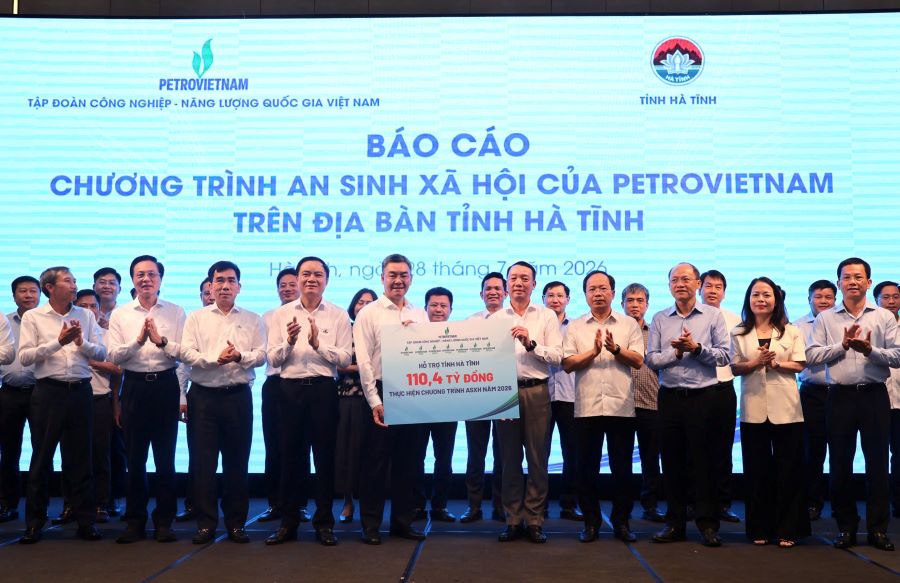 L&atilde;nh đạo Petrovietnam trao biển tượng trưng hỗ trợ kinh ph&iacute; thực hiện c&aacute;c chương tr&igrave;nh an sinh x&atilde; hội năm 2026 tại H&agrave; Tĩnh