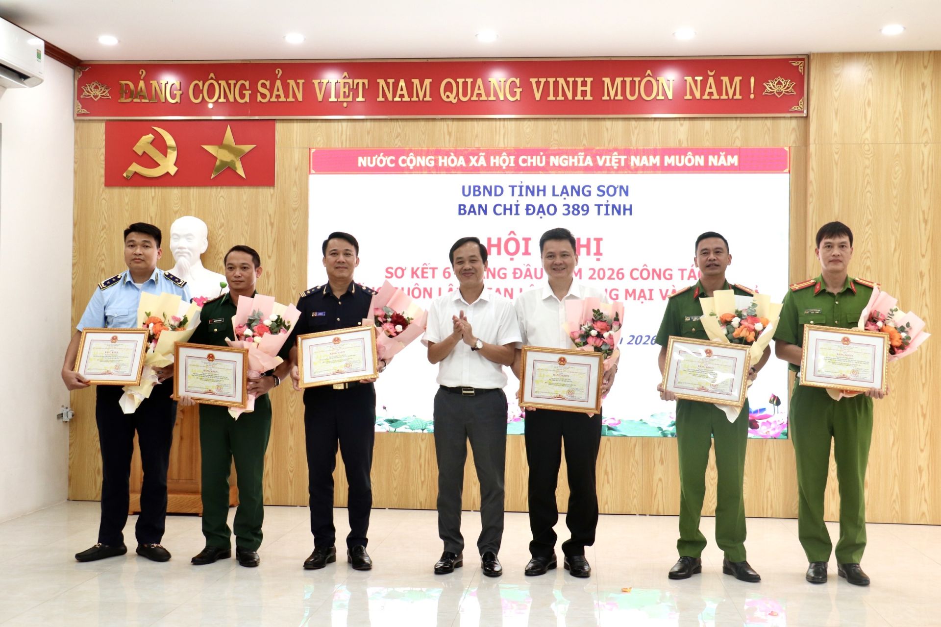 C&aacute;c tập thể đạt th&agrave;nh t&iacute;ch xuất sắc trong c&ocirc;ng t&aacute;c đấu tranh chống bu&ocirc;n lậu, gian lận thương mại v&agrave; h&agrave;ng giả năm 2025 được khen thưởng