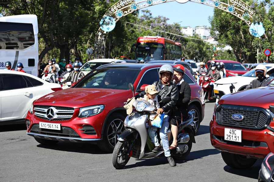 Phương tiện lưu th&ocirc;ng nhộn nhịp tại khu vực trung t&acirc;m Đ&agrave; Lạt những ng&agrave;y lễ, cuối tuần.