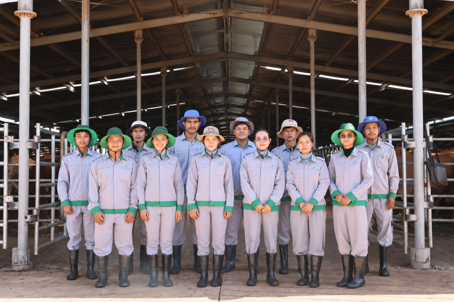 Tập thể sinh vi&ecirc;n Trường Đại học N&ocirc;ng nghiệp Ho&agrave;ng Gia l&agrave;m việc tại X&iacute; nghiệp b&ograve; sinh sản