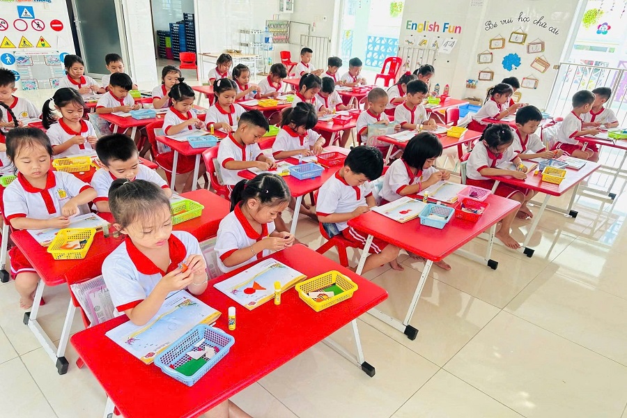 Trẻ 5 tuổi tại Trường Mầm non Hoa Hồng (phường La Gi) đang học tập