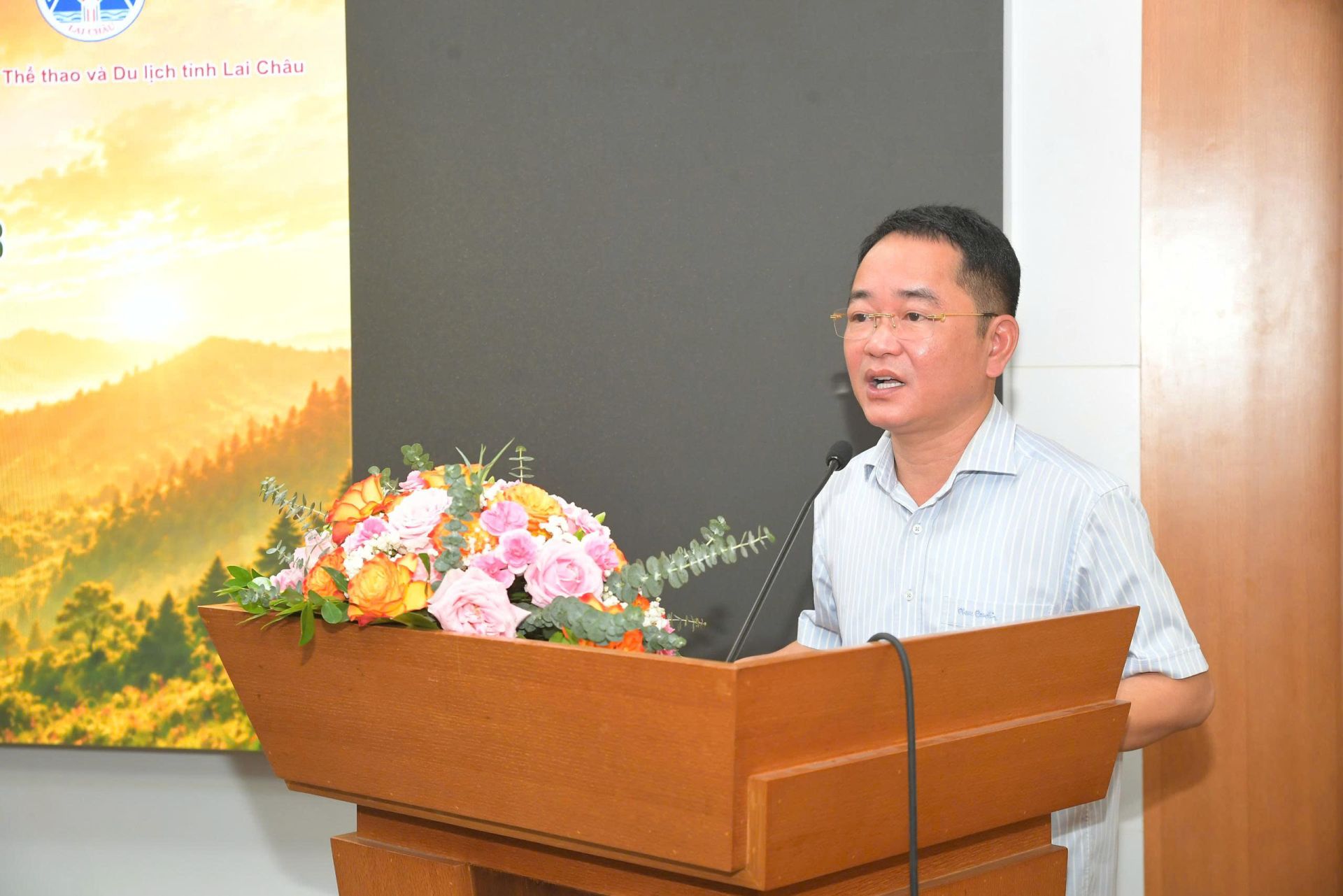 Tiến sĩ Vũ Ho&agrave;i Nam - Tổng Bi&ecirc;n tập B&aacute;o Ph&aacute;p luật Việt Nam - th&ocirc;ng tin về Giải leo n&uacute;i 