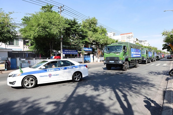 Ngay sau lễ phát động, các lực lượng đã tham gia diễu hành trên các tuyến đường trung tâm khu vực Nha Trang Ngay sau lễ phát động, các lực lượng đã tham gia diễu hành trên các tuyến đường trung tâm khu vực Nha Trang