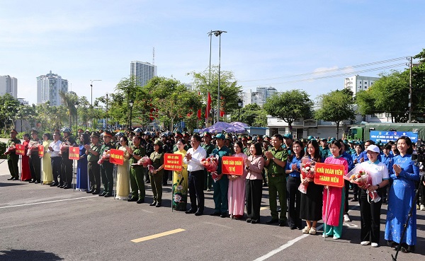 Đông đảo các tầng lớp nhân dân tham gia cổ vũ, động viên lực lượng diễu hành Đông đảo các tầng lớp nhân dân tham gia cổ vũ, động viên lực lượng diễu hành