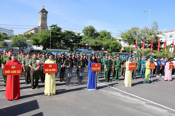 Đông đảo các tầng lớp nhân dân tham gia cổ vũ, động viên lực lượng diễu hành Đông đảo các tầng lớp nhân dân tham gia cổ vũ, động viên lực lượng diễu hành
