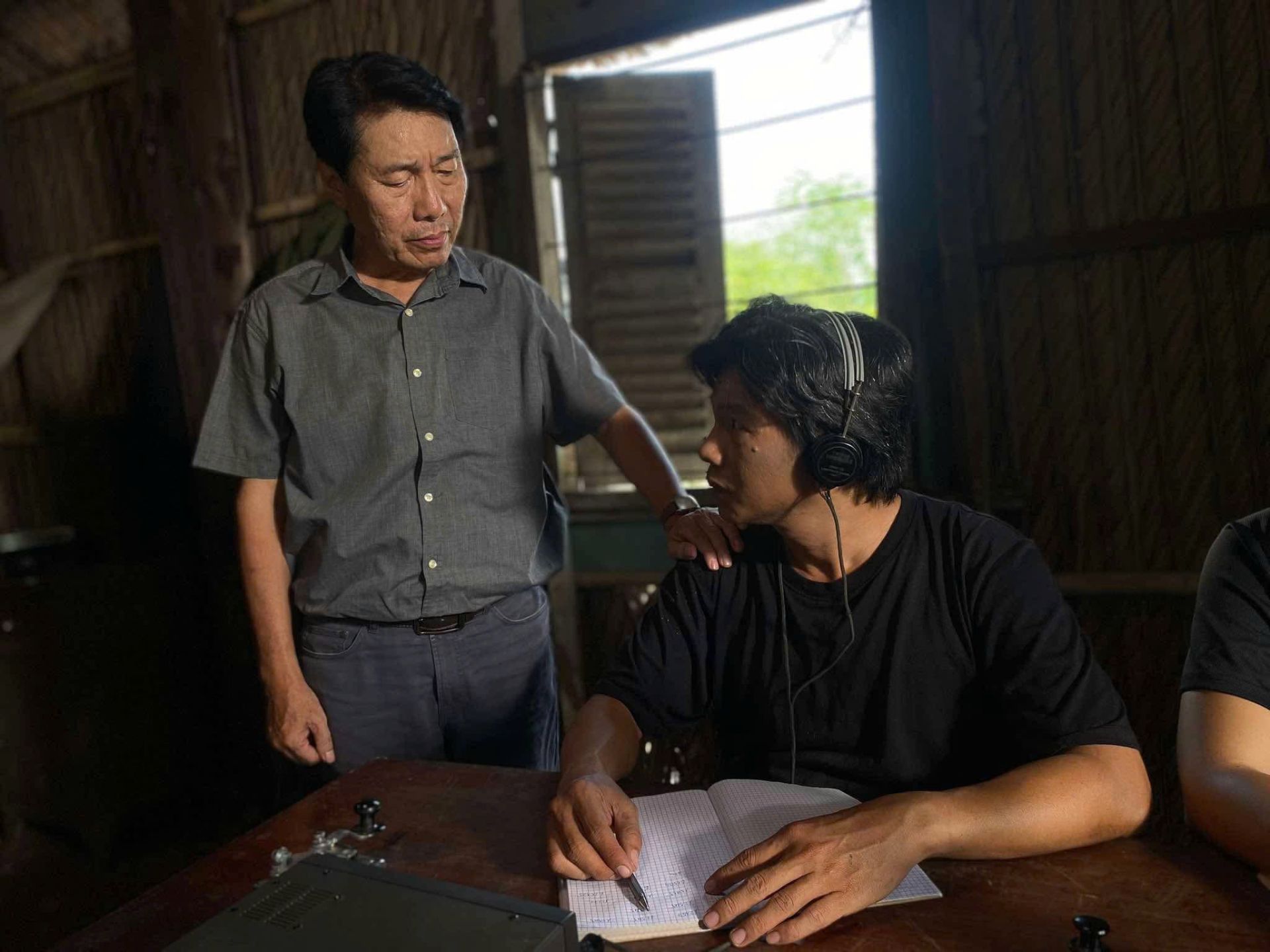 Diễn viên Huỳnh Kiến An (trái) trong một phân cảnh cảm hóa, hướng dẫn những người lầm đường, lạc lối đóng góp vào chuyên án để lập công, chuộc tội. Ảnh: Đoàn làm phim Diễn viên Huỳnh Kiến An (trái) trong một phân cảnh cảm hóa, hướng dẫn những người lầm đường, lạc lối đóng góp vào chuyên án để lập công, chuộc tội. Ảnh: Đoàn làm phim