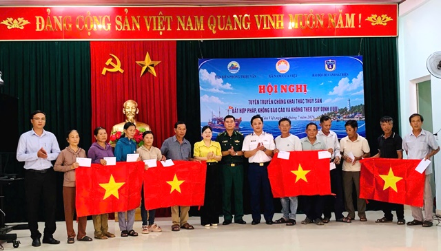 C&aacute;c đơn vị tặng cờ Tổ quốc, &aacute;o phao cho ngư d&acirc;n .