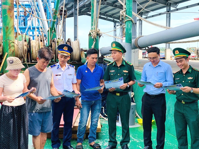 C&aacute;c đơn vị tuy&ecirc;n truyền, cấp ph&aacute;t tờ rơi, cờ tổ tại c&aacute;c t&agrave;u c&aacute;.