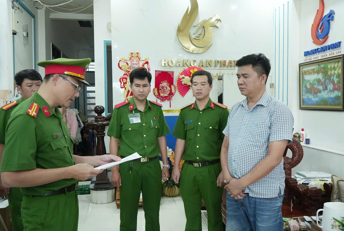 Bị can Ho&agrave;ng Trọng Qu&iacute; bị khởi tố, bắt tạm giam để điều tra về h&agrave;nh vi bu&ocirc;n lậu. (Ảnh: CACC)