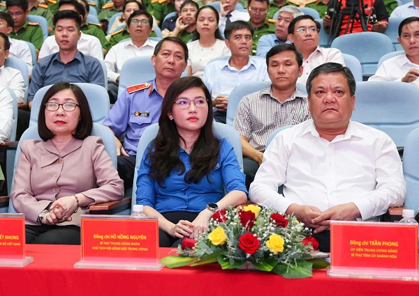 Ông Trần Phong- Ủy viên BCH Trung ương Đảng, Bí thư Tỉnh ủy Khánh Hà (phải) tới dự Ông Trần Phong- Ủy viên BCH Trung ương Đảng, Bí thư Tỉnh ủy Khánh Hà (phải) tới dự