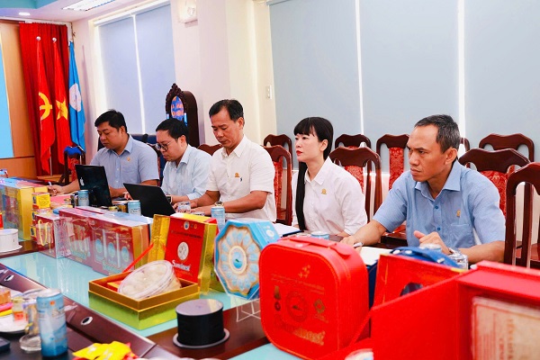 B&agrave; Trịnh Thị Hồng V&acirc;n- Chủ tịch HĐTV v&agrave; Ban L&atilde;nh đạo C&ocirc;ng ty Yến s&agrave;o Kh&aacute;nh H&ograve;a l&agrave;m việc với c&aacute;c đốn t&aacute;c Nhật bản