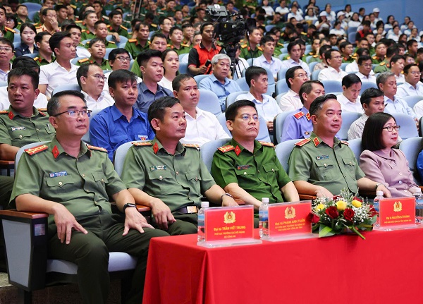 Thiếu tướng Nguyễn Hữu Phước- Giám đốc Công an tỉnh và các vị lãnh đạo Công an tỉnh Khánh Hòa tới dự Thiếu tướng Nguyễn Hữu Phước- Giám đốc Công an tỉnh và các vị lãnh đạo Công an tỉnh Khánh Hòa tới dự