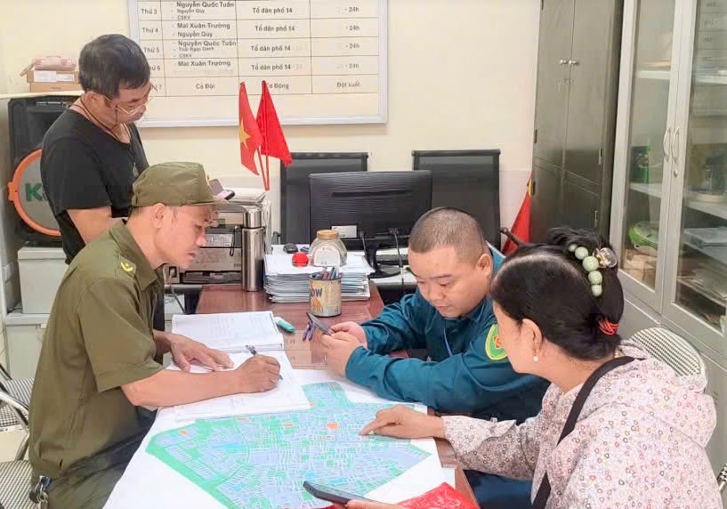 C&aacute;n bộ c&aacute;c tổ c&ocirc;ng t&aacute;c phường Cầu Giấy phối hợp r&agrave; so&aacute;t, đối chiếu th&ocirc;ng tin, cập nhật dữ liệu đất đai, bảo đảm tiến độ Chiến dịch cao điểm 45 ng&agrave;y.
