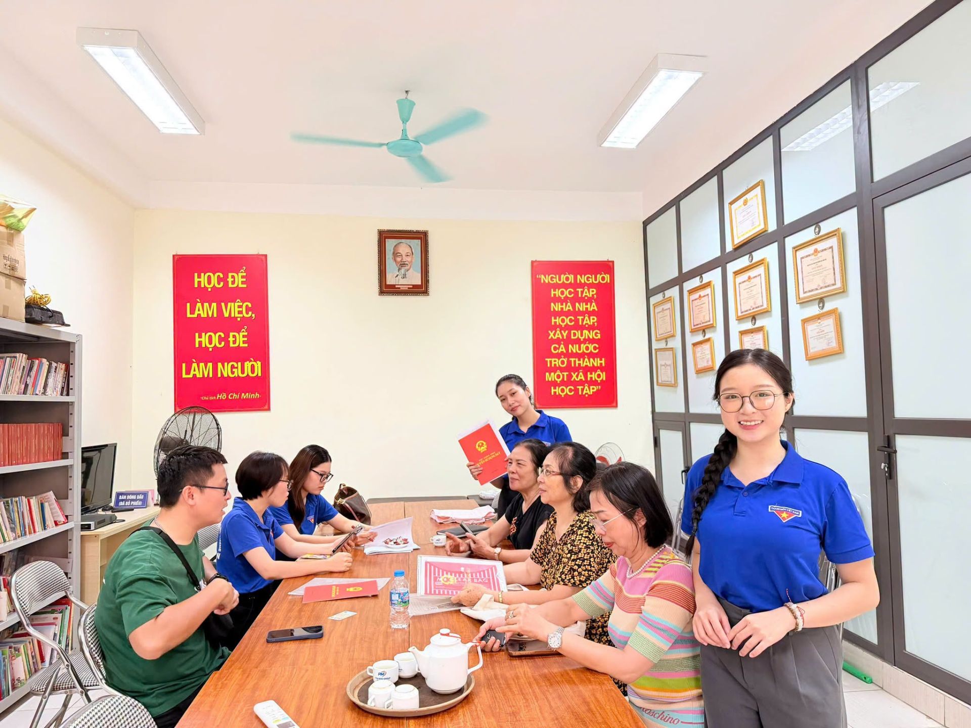 Đo&agrave;n vi&ecirc;n, thanh ni&ecirc;n phường Cầu Giấy hỗ trợ người d&acirc;n r&agrave; so&aacute;t hồ sơ, đối chiếu th&ocirc;ng tin trong qu&aacute; tr&igrave;nh thu thập, chuẩn h&oacute;a dữ liệu đất đai.
