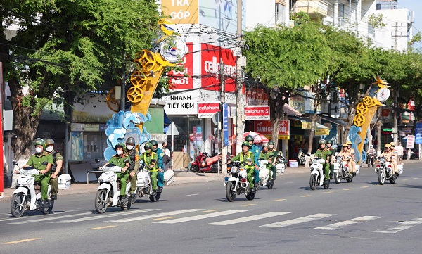 Ngay sau lễ phát động, các lực lượng đã tham gia diễu hành trên các tuyến đường trung tâm khu vực Nha Trang Ngay sau lễ phát động, các lực lượng đã tham gia diễu hành trên các tuyến đường trung tâm khu vực Nha Trang