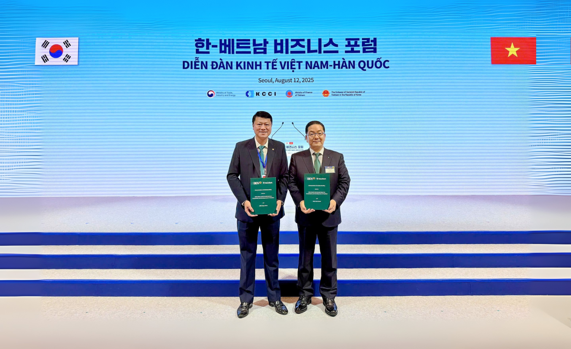 Đại diện BIDV và Hana Bank trao Thỏa thuận hợp tác trong khuôn khổ Diễn đàn Kinh tế Việt Nam - Hàn Quốc tại Seoul Đại diện BIDV và Hana Bank trao Thỏa thuận hợp tác trong khuôn khổ Diễn đàn Kinh tế Việt Nam - Hàn Quốc tại Seoul