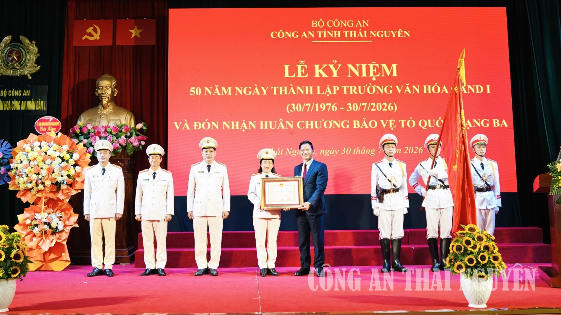 Thừa ủy quyền của Chủ tịch nước, đồng ch&iacute; Vương Quốc Tuấn, Chủ tịch UBND tỉnh Th&aacute;i Nguy&ecirc;n trao Hu&acirc;n chương bảo vệ Tổ quốc hạng Ba cho nh&agrave; trường