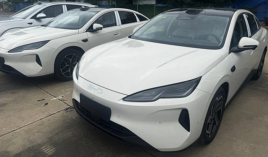 Cảm biến LiDAR đặt tr&ecirc;n n&oacute;c xe, nền tảng cho c&aacute;c t&iacute;nh năng hỗ trợ l&aacute;i n&acirc;ng cao.