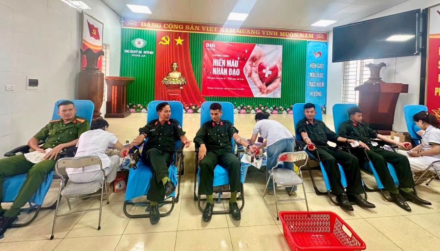 Hà Tĩnh: 8 cán bộ, chiến sĩ công an vượt hơn 50km hiến máu cứu người